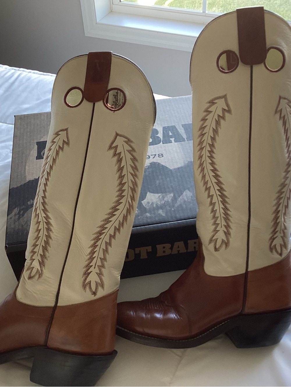 Olathe 10D Model#6906 Rich Carmel Brown & 17” Tall Cream Leather Upper Buckaroos - Picture 9 of 12